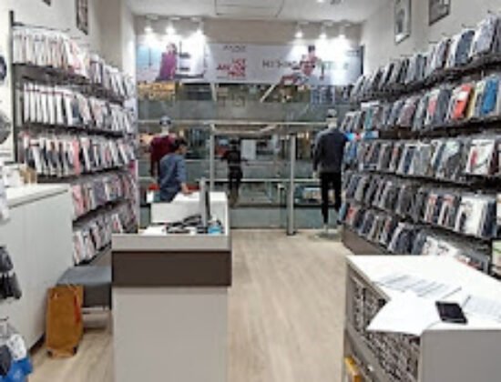 JOCKEY SHOWROOM